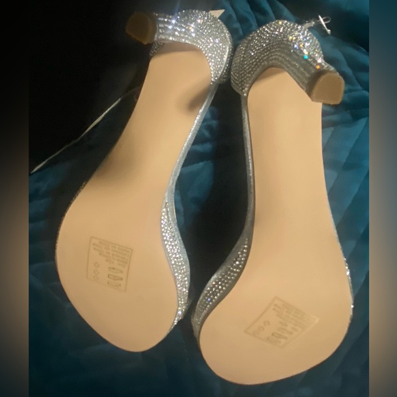 CLOSET CLEARANCE!! David’s Bridal Franka De Blossom Heels - Picture 3 of 3